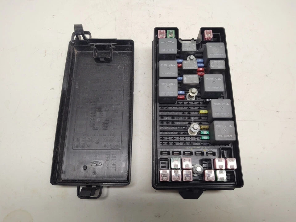 2005-2006 Ford Mustang Fuse Box Relay Module Engine Assembly OEM
