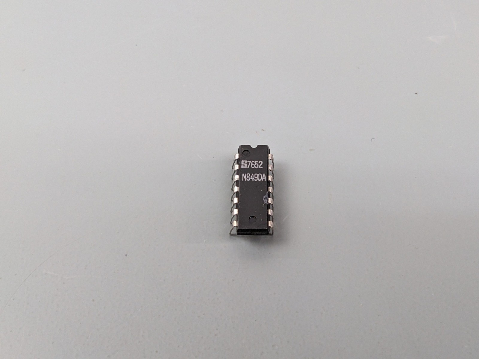 (4) Signetics N8490A Hex Inverter Logic Gate ICs