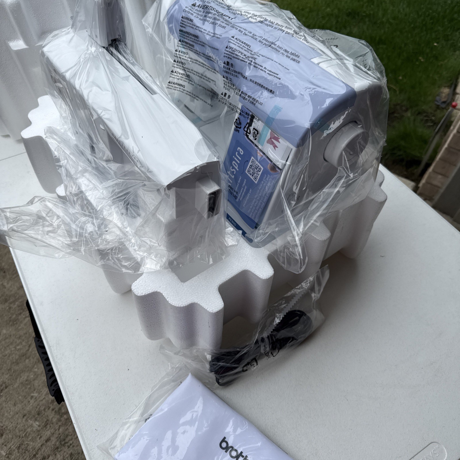 Brother PE900 5x7 Embroidery Machine W/color 193 Built-In Designs New Open Box