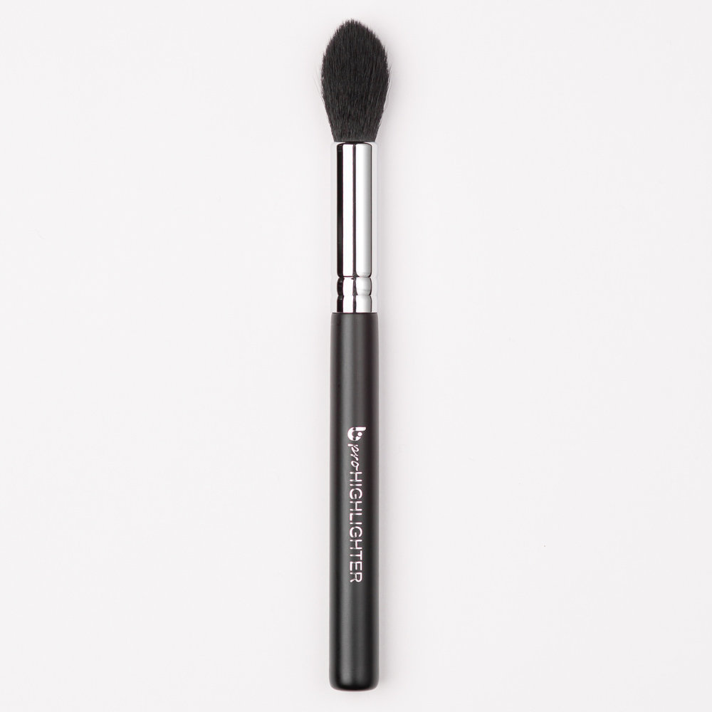 Highlighter Brush: pro Tapered Highlighting Brush by Beauty Junkees *Exclusive