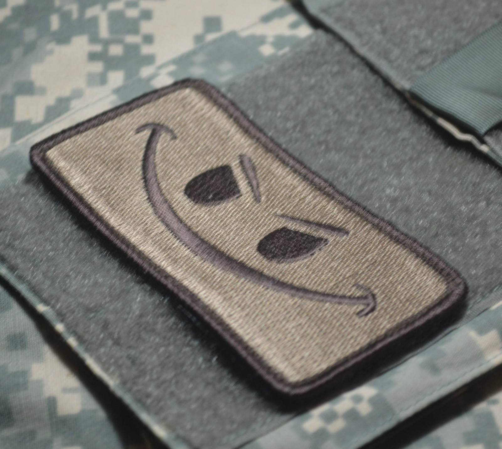 OEF/OIF US MILITARY WAR TROPHY SANDBOX DEPLOYMENT vêlkrö PATCH: WAR TORN FLAG