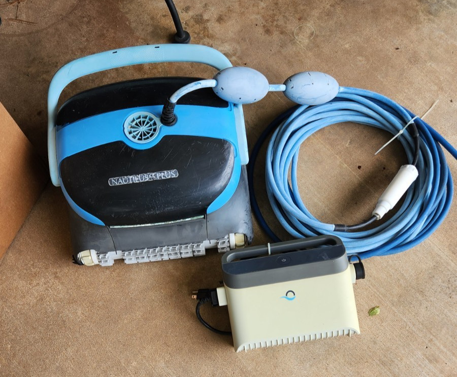 DOLPHIN NAUTILUS CC PLUS AUTOMATIC POOL VACUUM CLEANER . Needs work