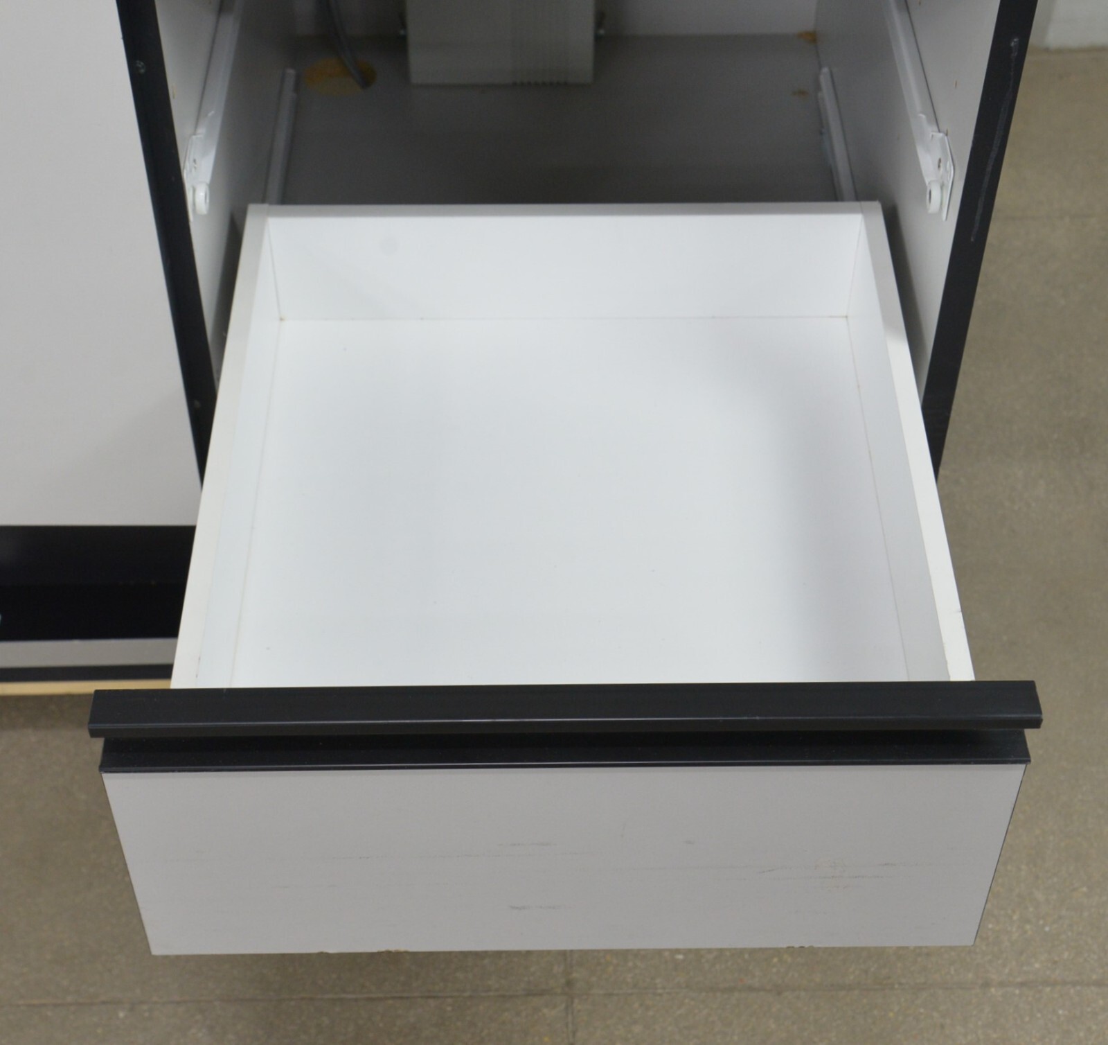 Hausmann Industries 4746 Powermatic 27"x76" Treatment Table