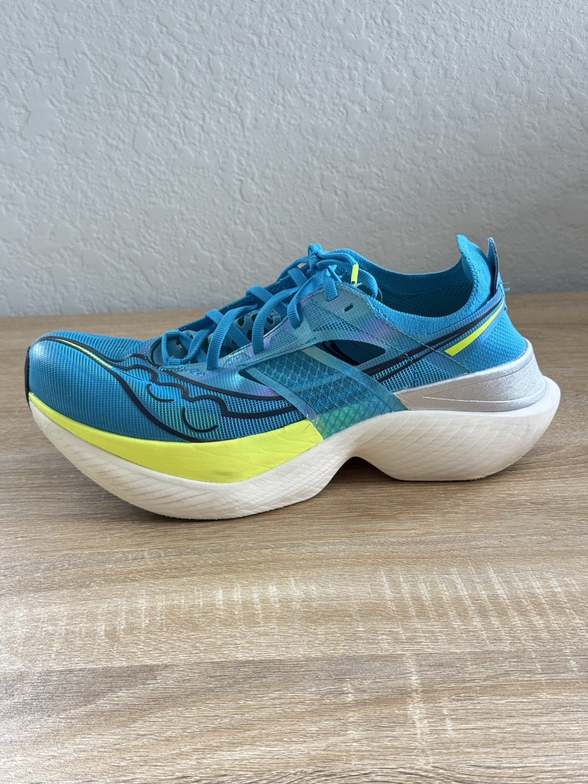 Saucony Endorphin Elite Men's Lightweight Carbon Plate Racing shoe. US 9