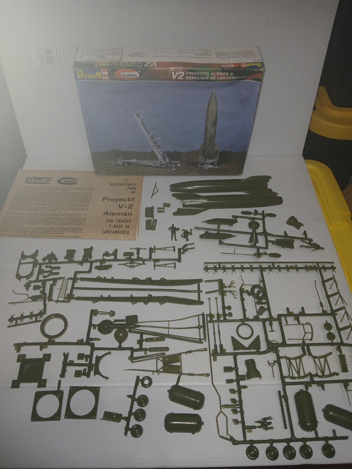 V-2 PROYECTIL ALEMAN Y REMOLOQUE DE LANZAMIENTO REVELL LODELA 1:69 SCALE  Open