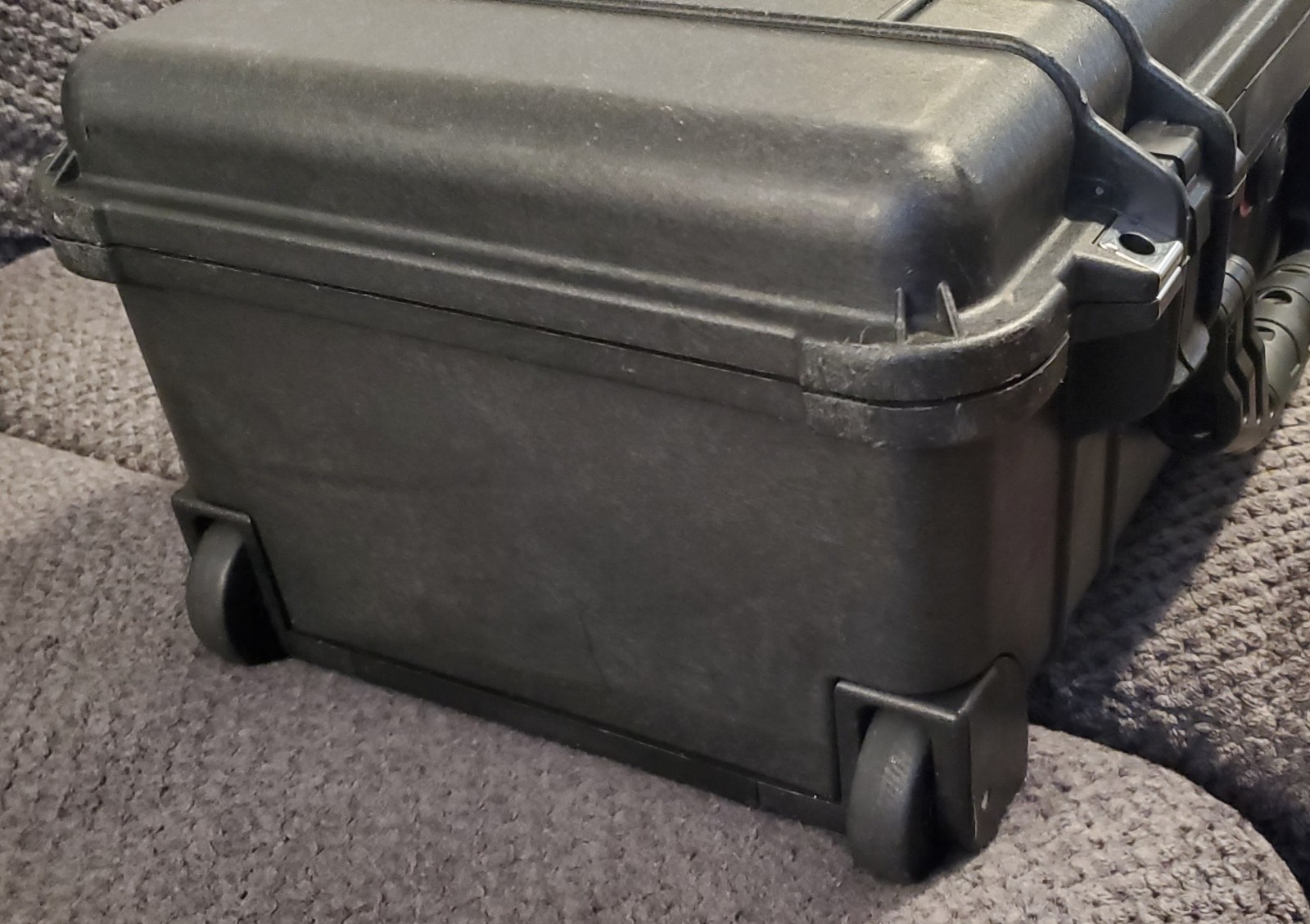 HTC Vive VR Headset Complete Set + Custom Pelican 1510 Case (Easily Portable)