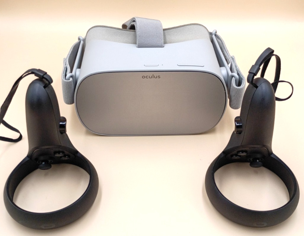 OCULUS GO 64GB Standalone Virtual Reality Headset & 2 Controllers