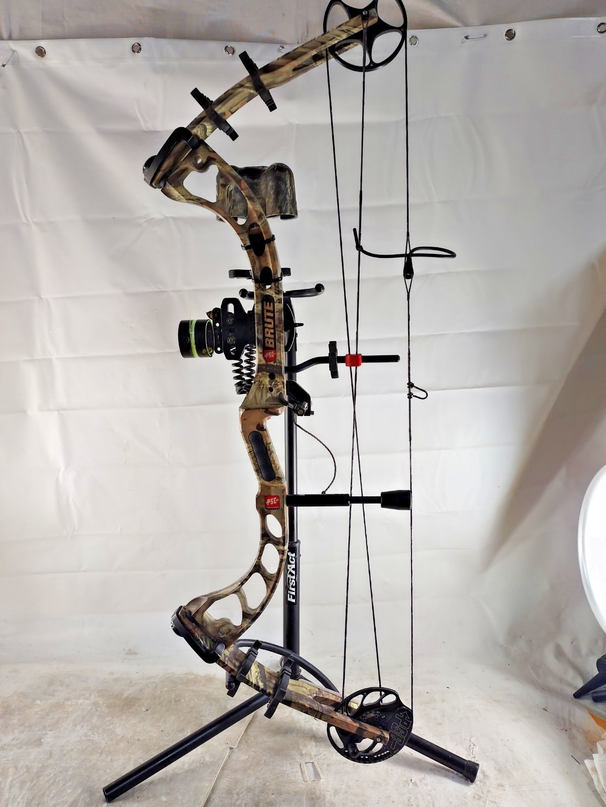 PSE Brute Compound Bow - RH - 25-30” - 60-70#