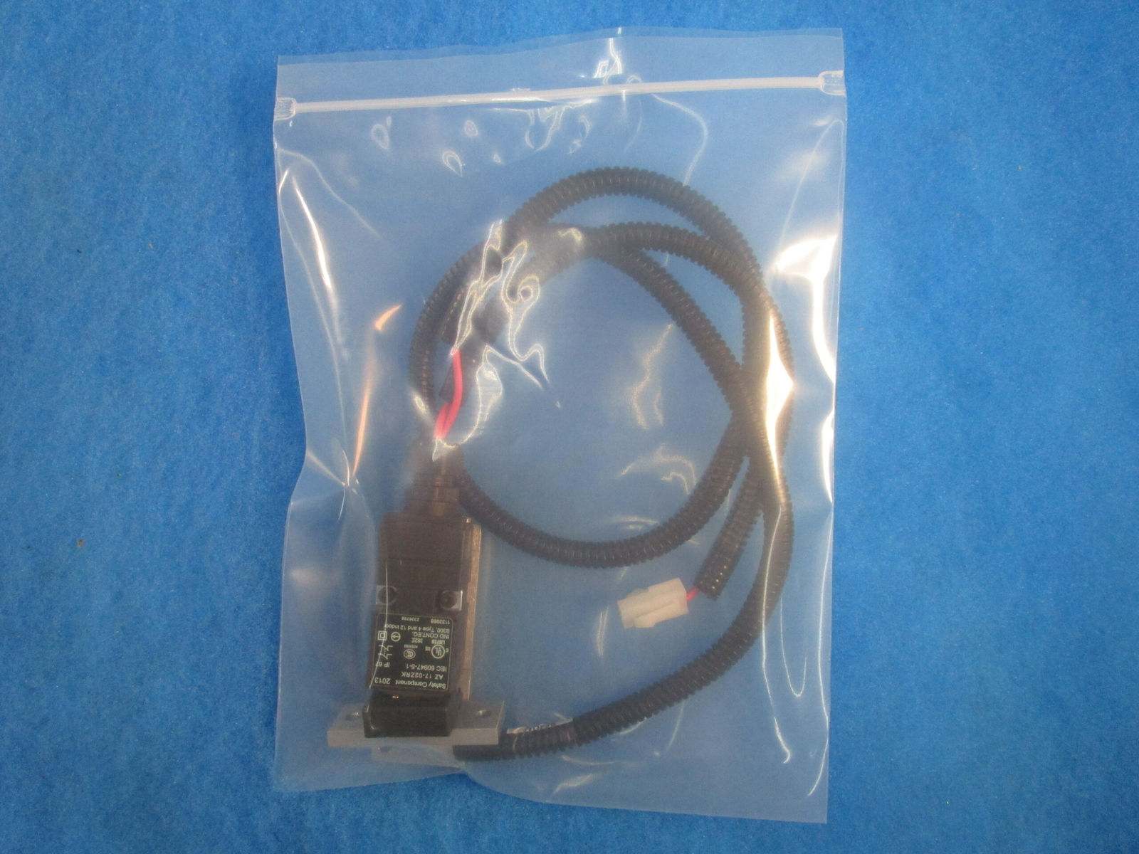 NIB SCHMERSAL SAFETY INTERLOCK SWITCH AZ17-02ZRK 4A 24V 230VAC TYPE 4 AND 12 1 Y