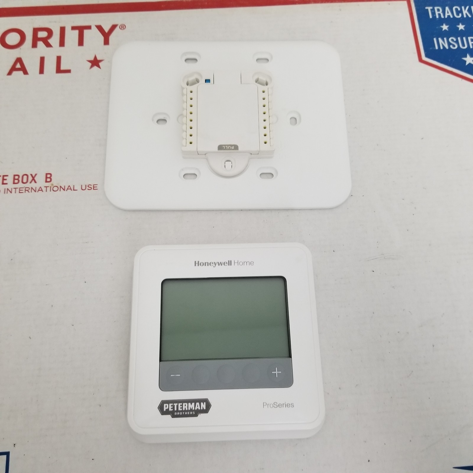 Honeywell T4 ProSeries Thermostat & UWP Mounting System TH4210U2002 White