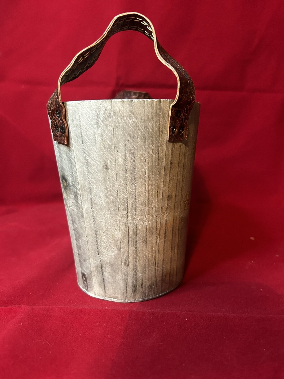 Reindeer basket with leather handles