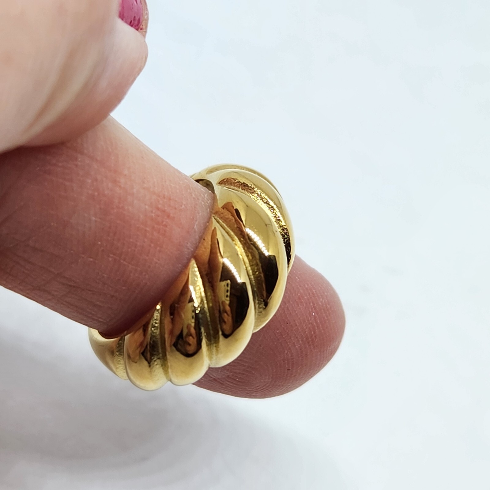 Fashion Ring Gold Tone Twist Shell Size 6.25