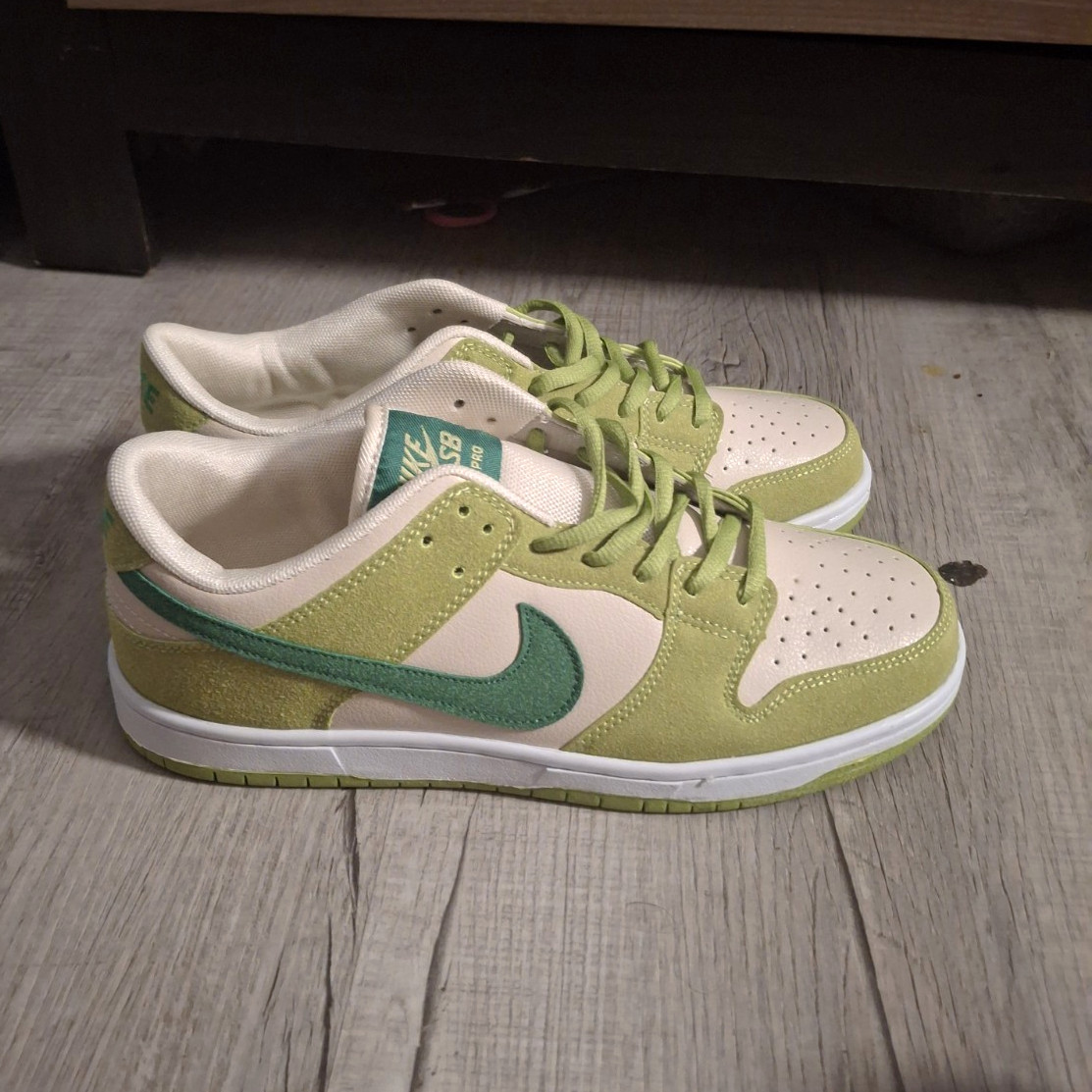 Nike SB Dunk Low Pro Green/White Low Top Lace-Up Men’s Skate Sneakers Pre-Owned