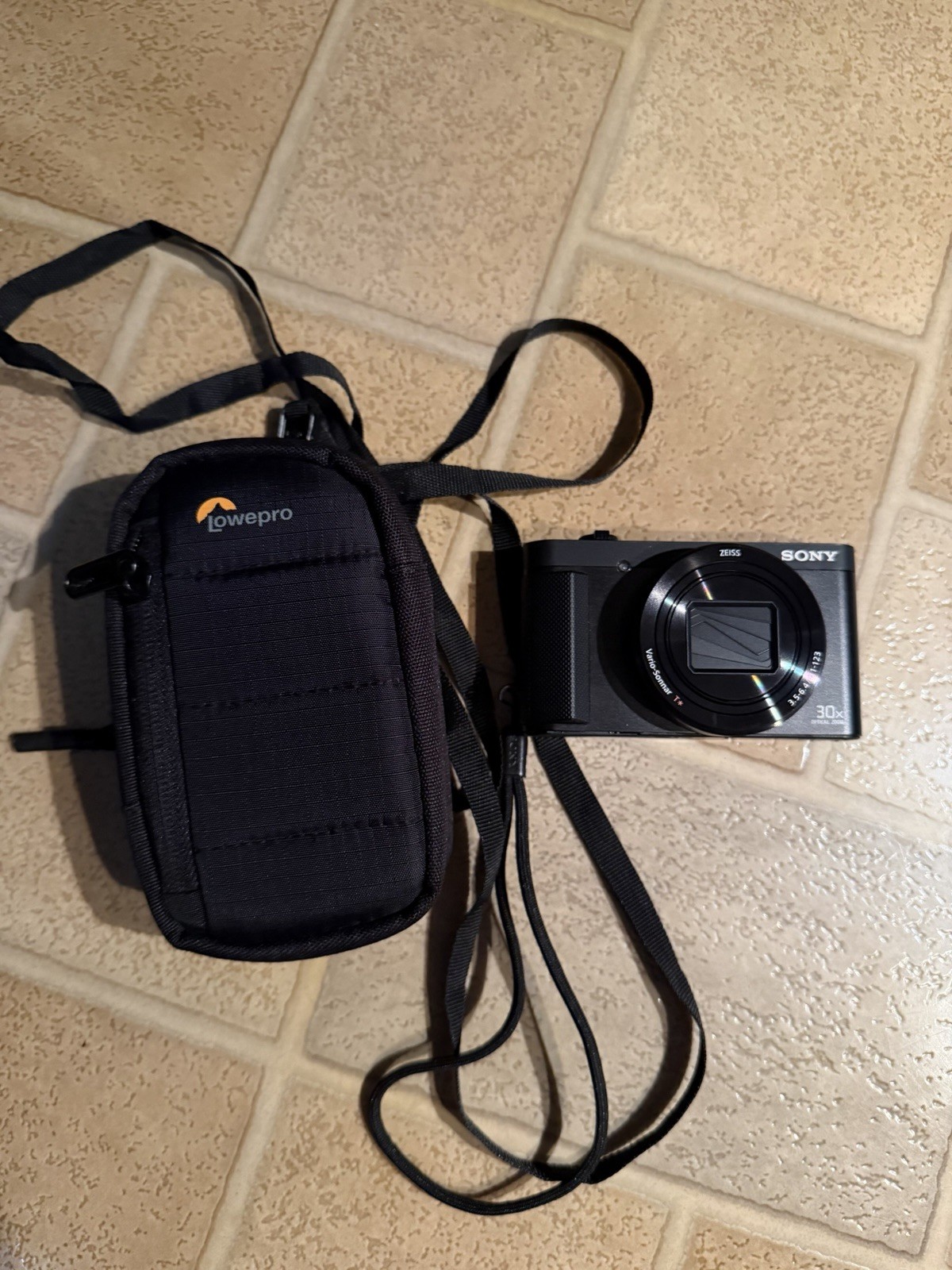 Sony Cyber Shot DSC-HX80 18.2 MP 30x Zoom WiFi Digital Camera Zeiss Lens w/ Case