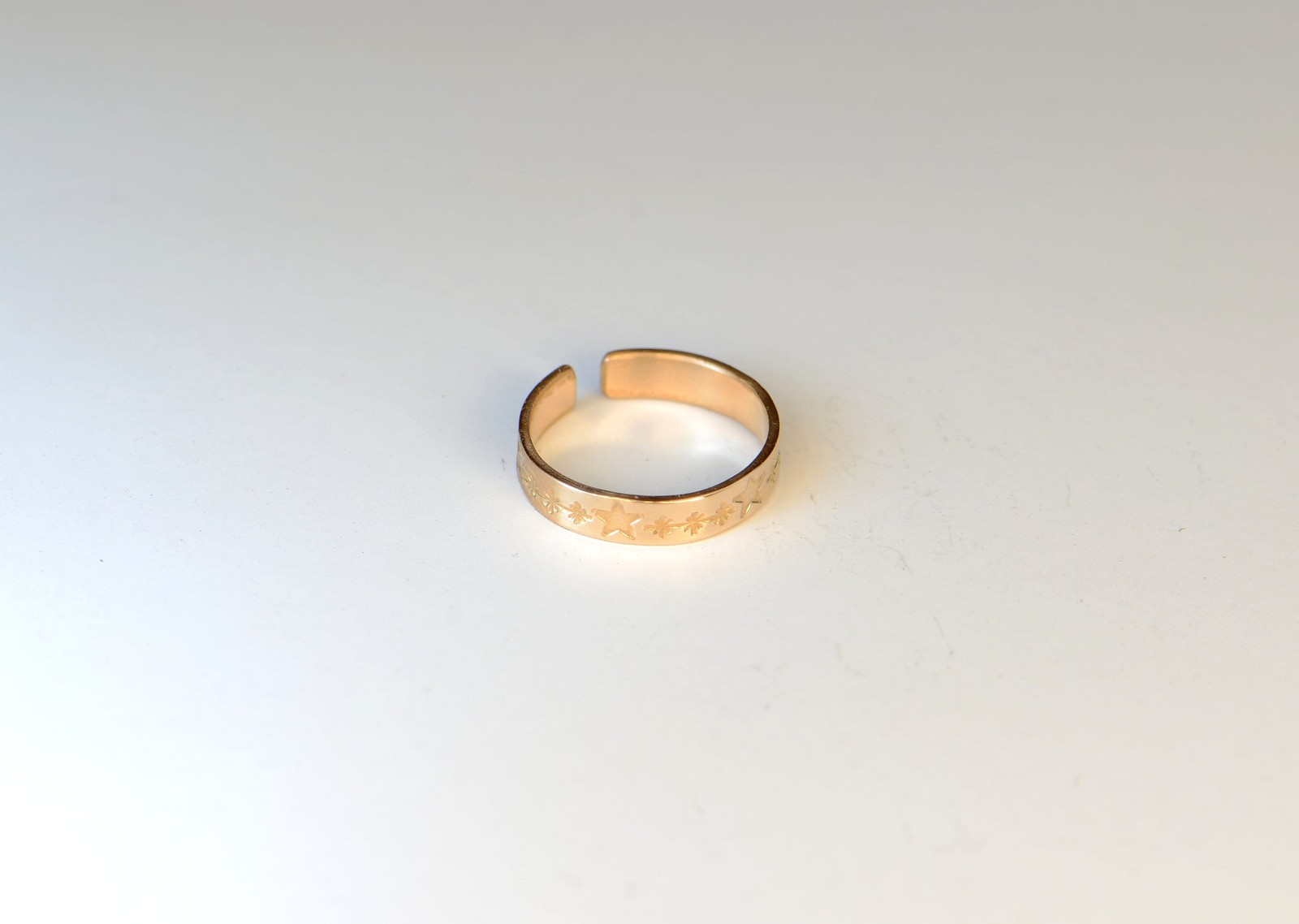 Dainty 14k Gold Toe Ring with Stars