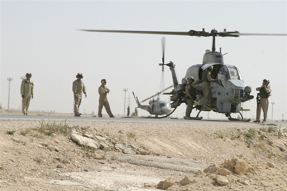 2005 USMC Marine AH-1W Cobra HMLA-269 Squadron Refueling Al Qaim Iraq 4x6 Photo