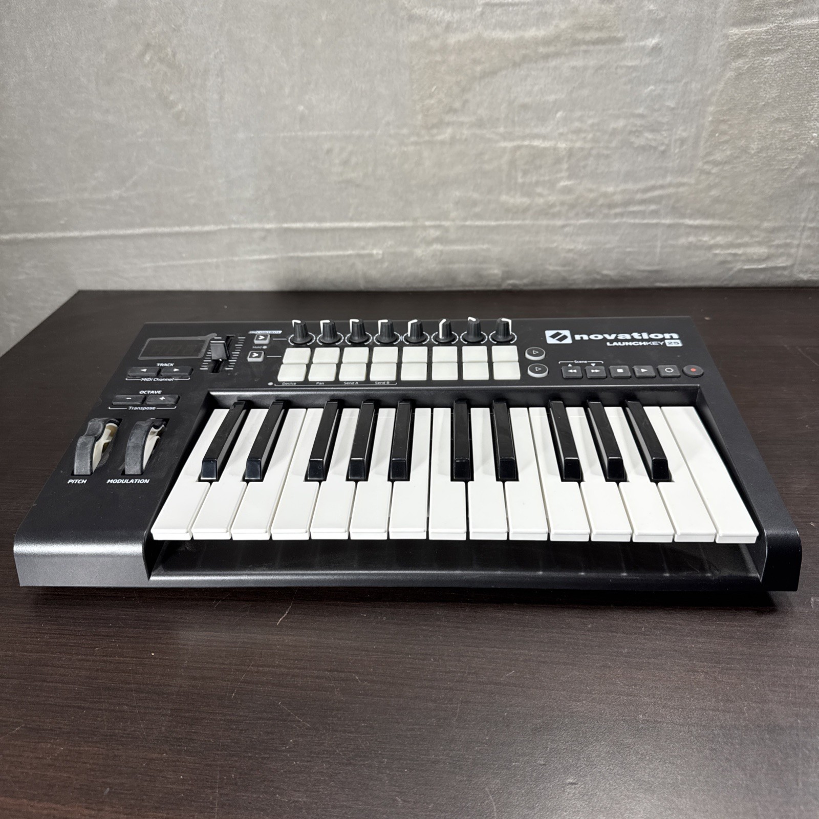 Novation Launchkey Mk2 25 Midi USB Keyboard W Drum Pads Tested Working