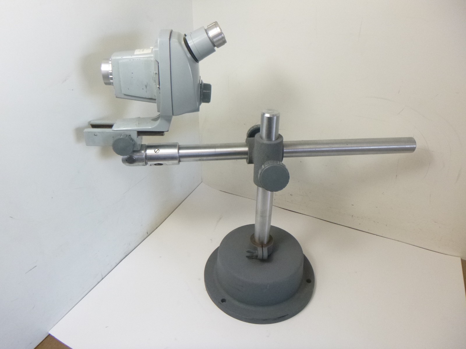 Bausch & Lomb 0.7X-3X Microscope Head W/ Boom and Stand 1-1/4" OD Posts