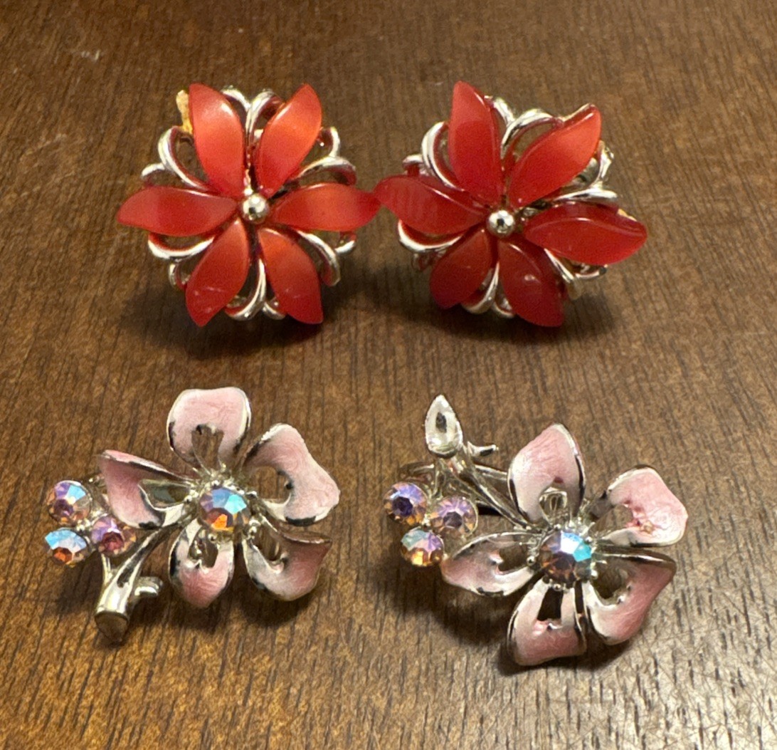 Vtg Lot of 2 Star Signed Screw Back Floral  Earrings