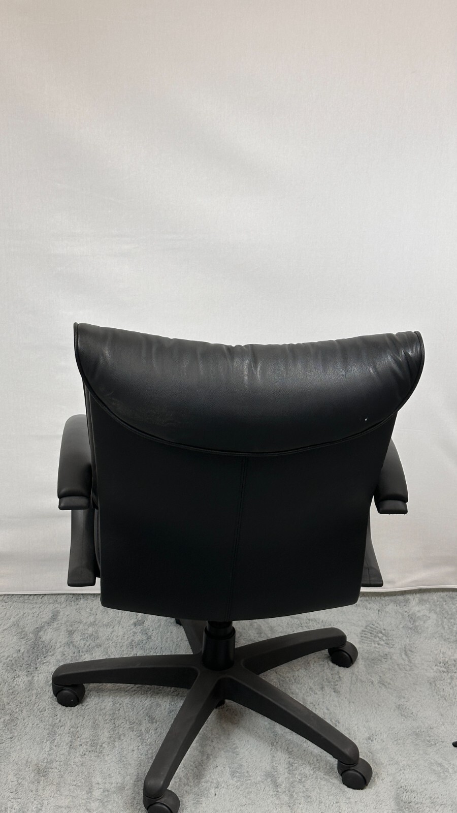 Sit On It Mid Black Glove Chair