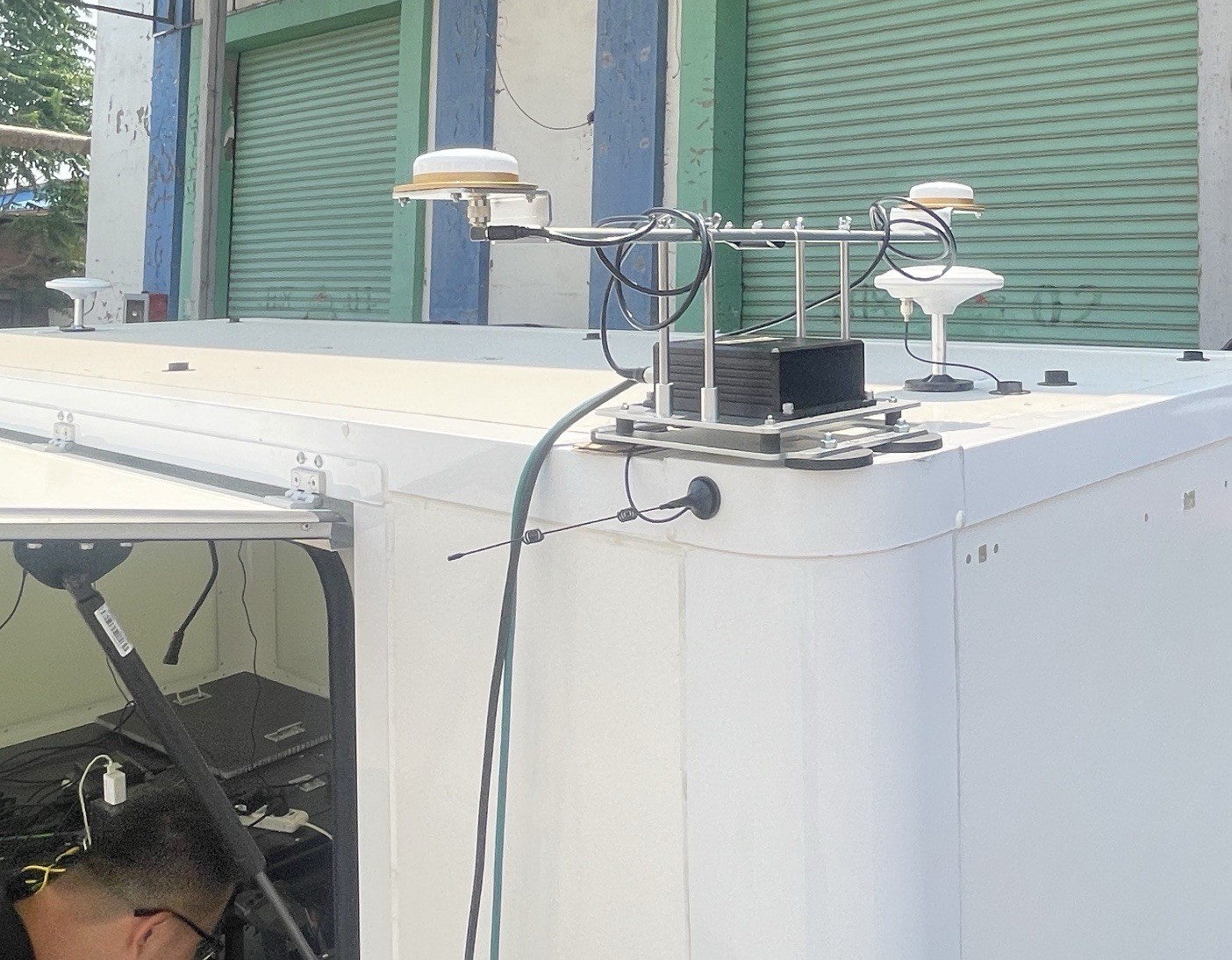 PolyNav 3000P High-Precision GNSS/INS Dual RTK + GNSS Antennas