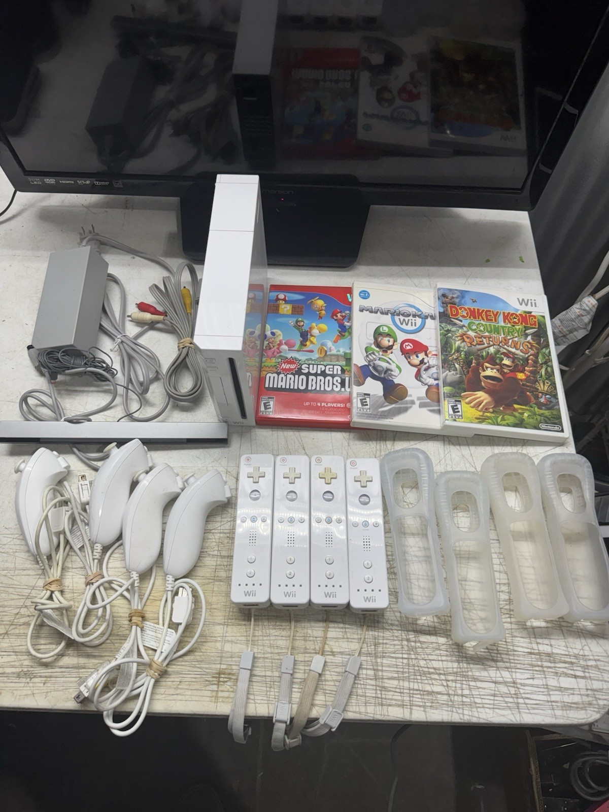 Nintendo Wii White Console Bundle 4 Controller Mario kart, MarioBros Donkey Kong