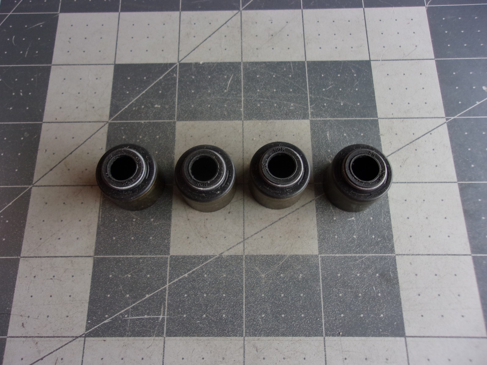Sealed Power ST-2089 (4) Valve Stem Seals '89-'92 Dodge Ramcharger V8 360CI 5.9L