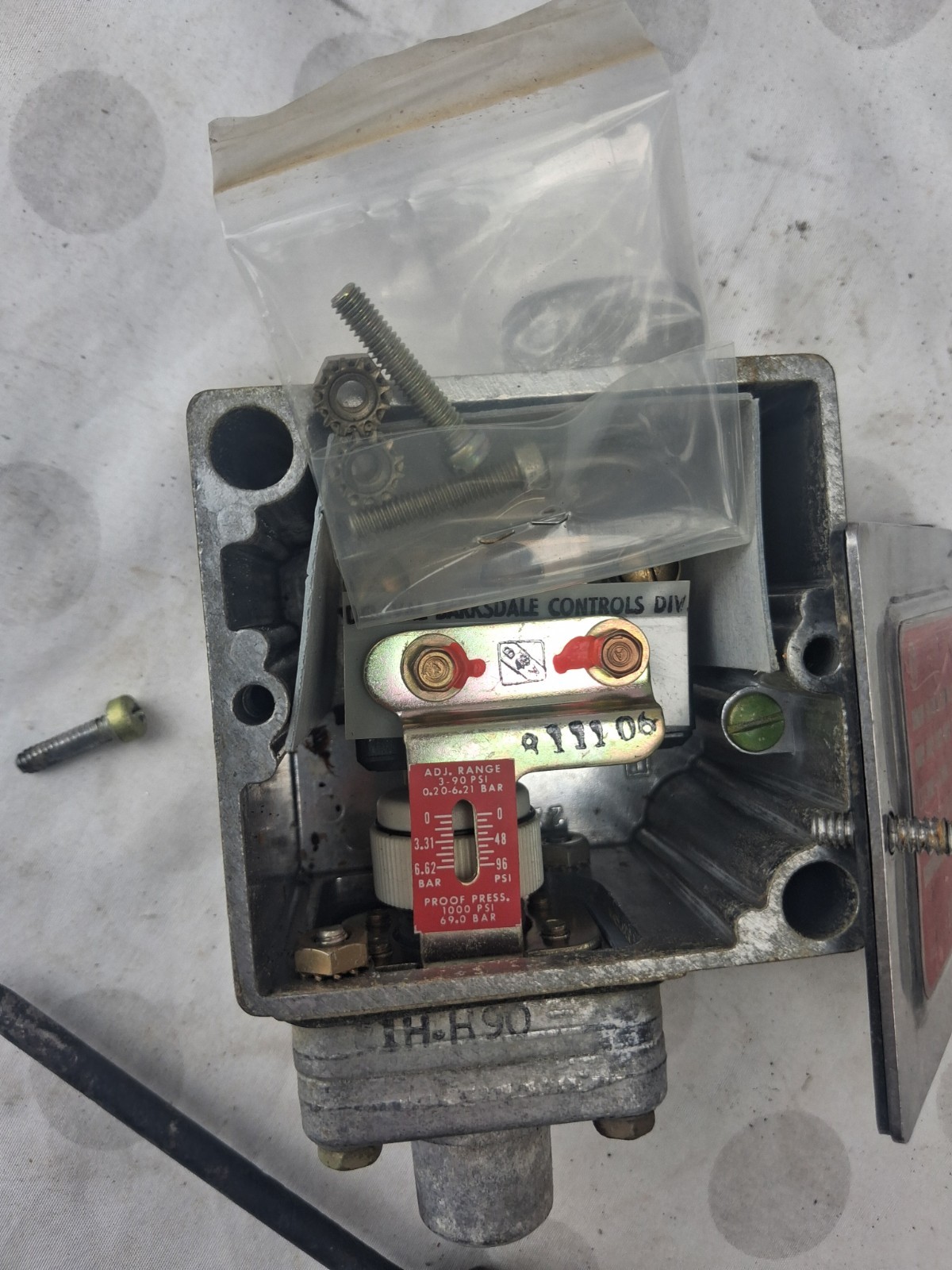 BARKSDALE E1H-H90 SWITCH NOS