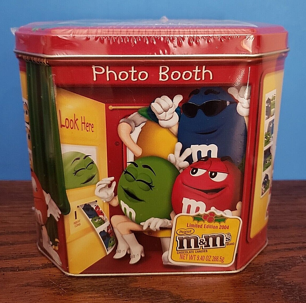 M&M'S TIN PHOTO BOOTH #18 ~ CHRISTMAS VILLAGE SERIES ~ 2004 ~NEW SEALED ~PEANUT