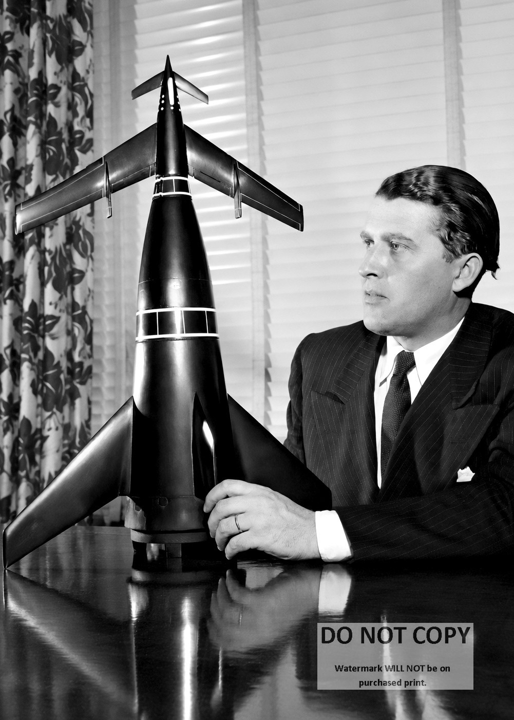 5X7 NASA PHOTO - DR. WERNHER VON BRAUN WITH ROCKET MODEL (BB-005)