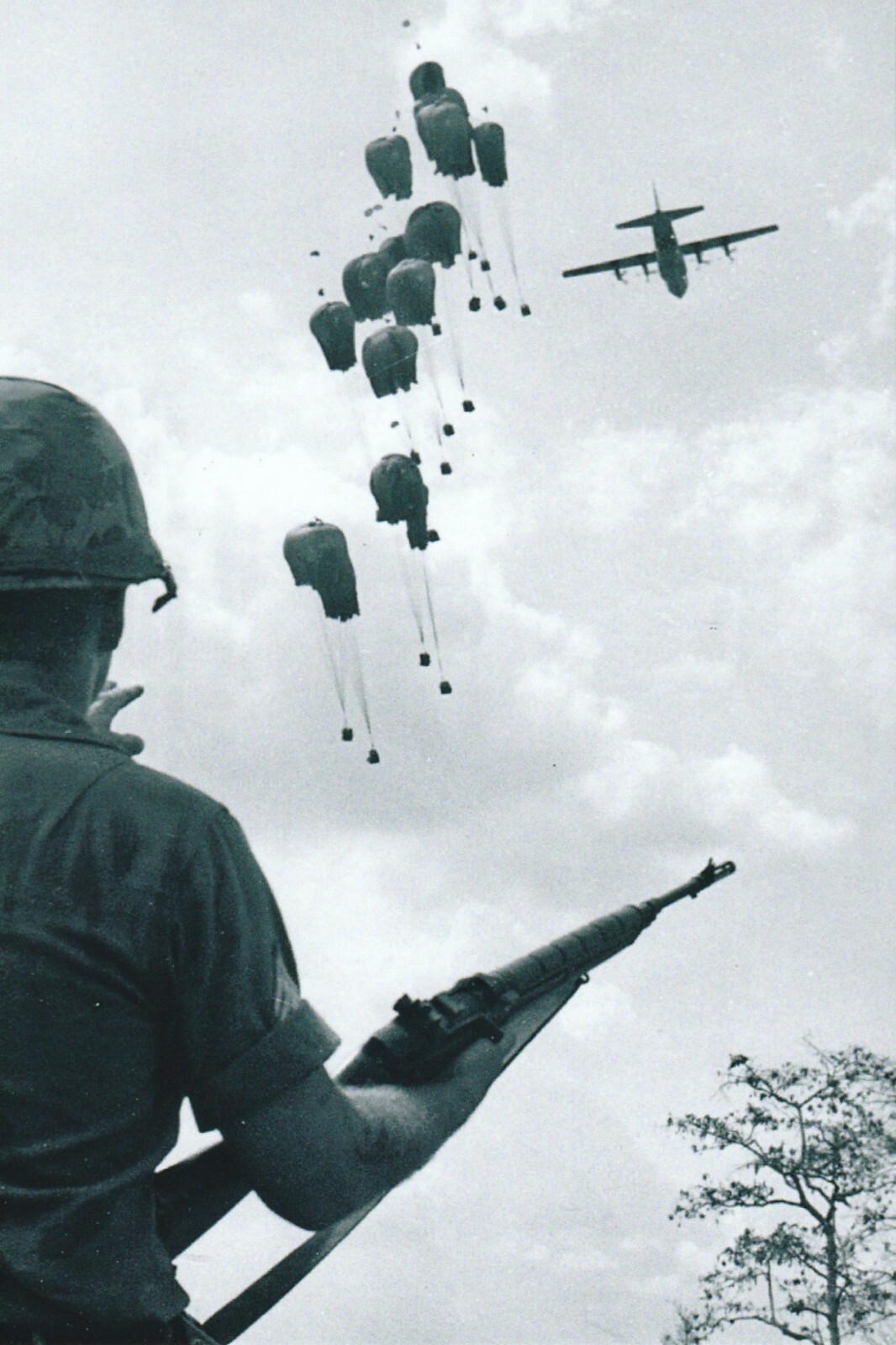 Vietnam  War  Photos --  US Soldier - Parachute Supply Drop