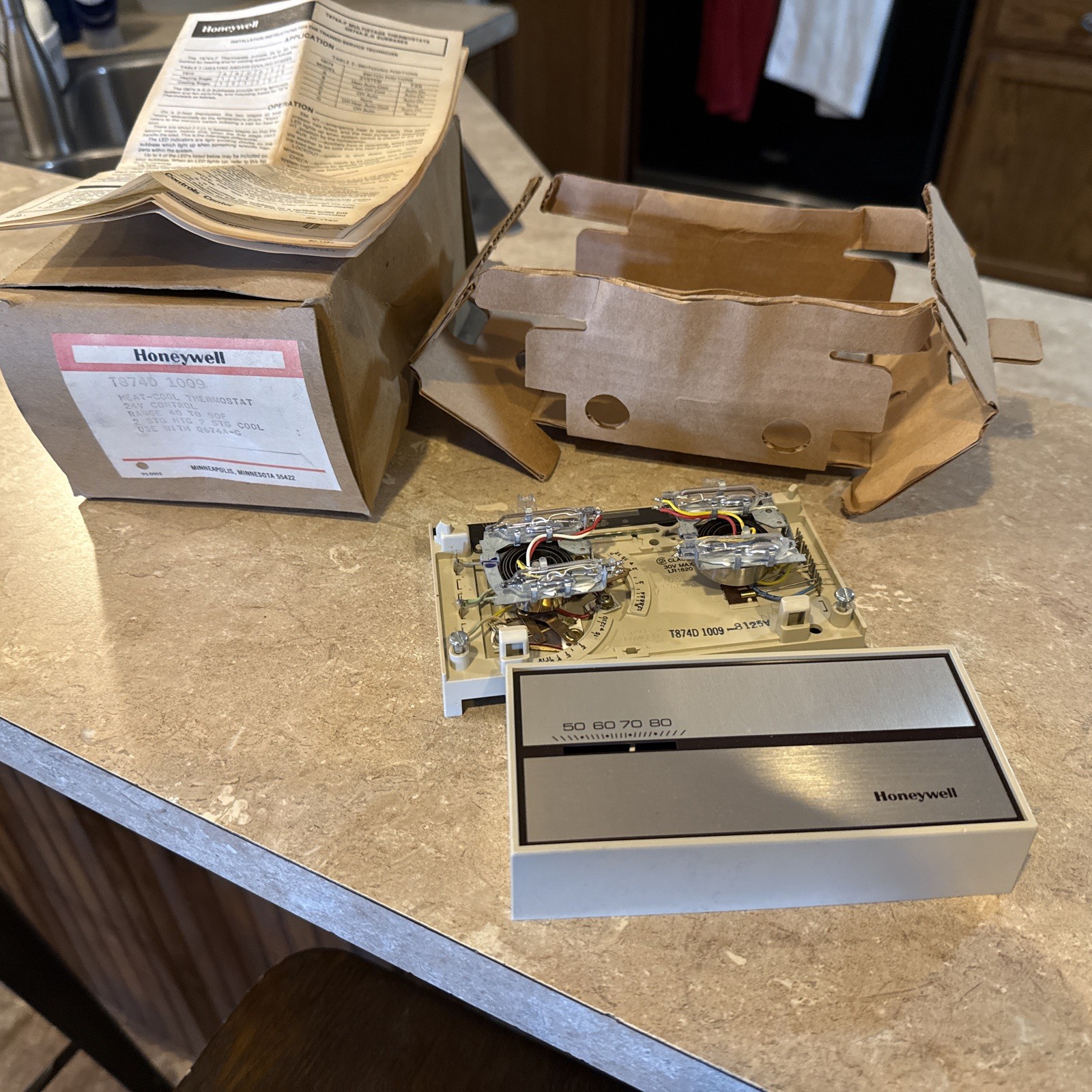 NEW Honeywell T874D1009 Thermostat 24V, 2 Heat / 2 Cool Control