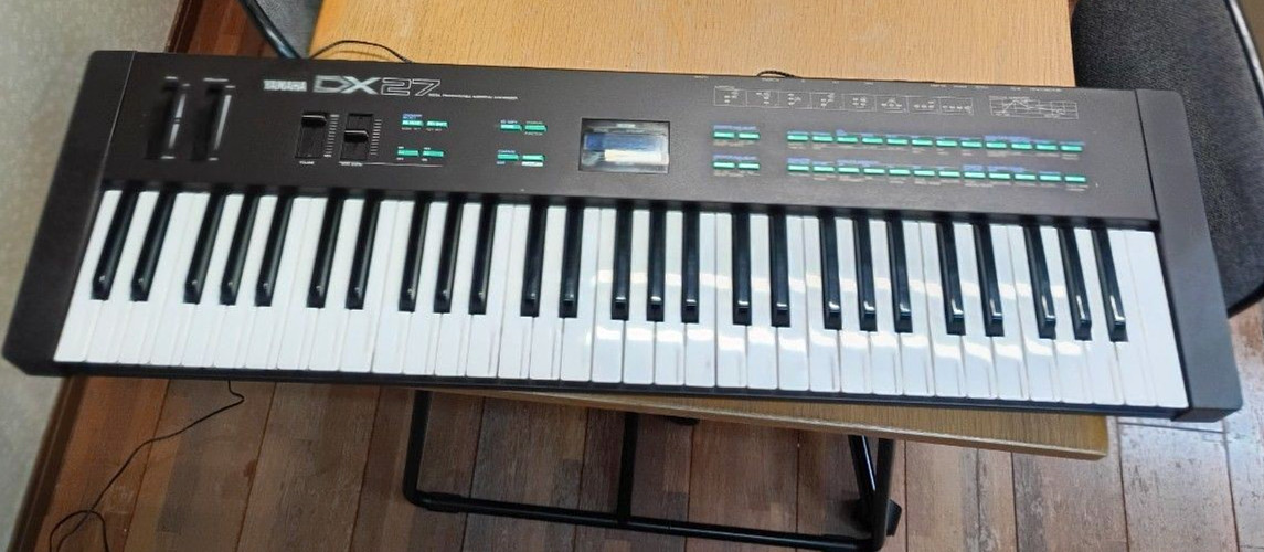 Yamaha DX27 FM Synthesizer 61 Key Digital Keyboard LCD & Battery Replaced Japan