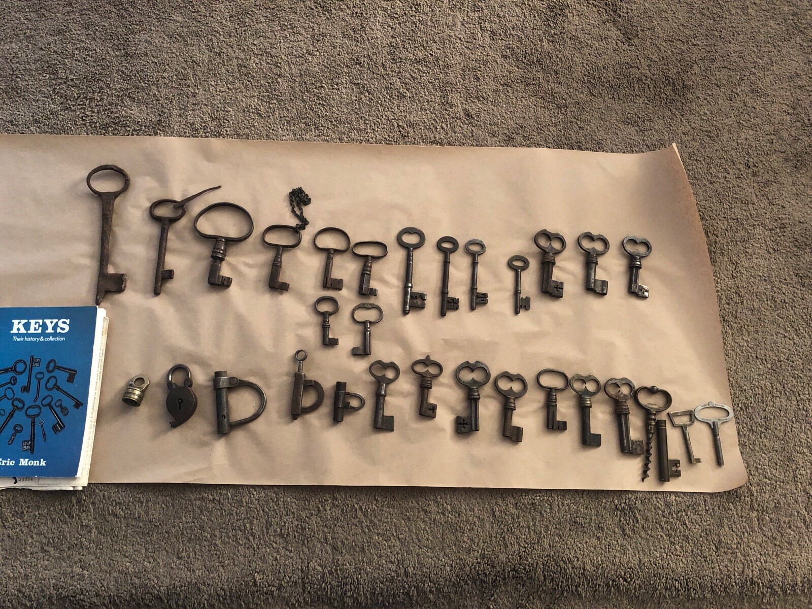 Keys, iron fitting and lock collection.