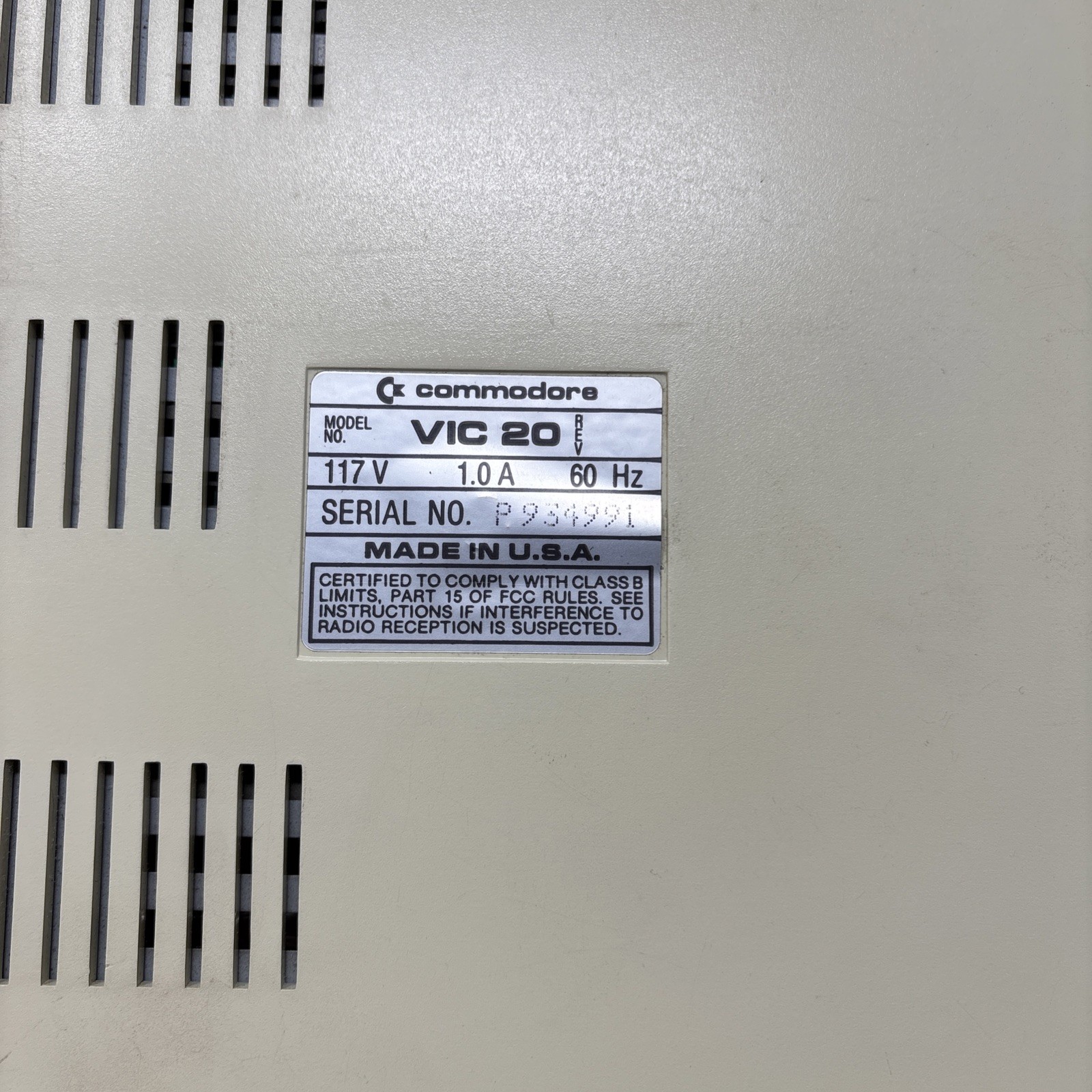 COMMODORE VIC-20 DIN COMPUTER ONLY TESTED AND WORKING READ