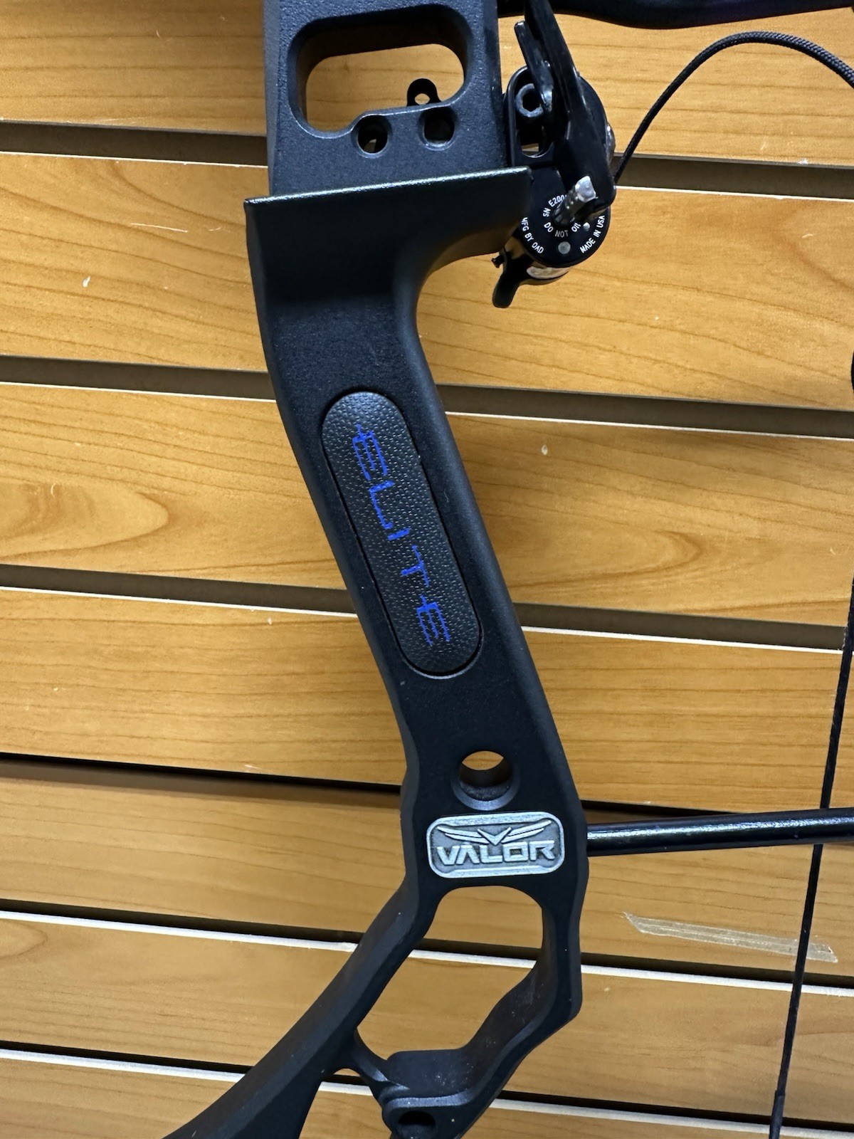 Elite Archery Compound Bow - VALOR - RH - 70# Max - 28.5” Mod Installed