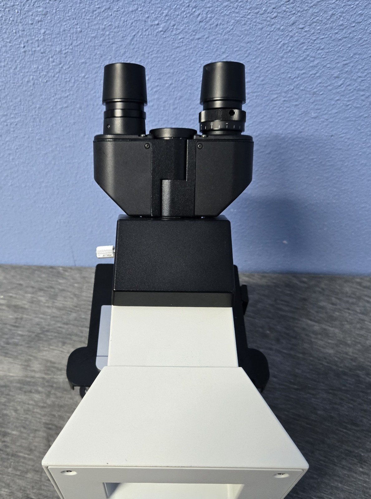 OLYMPUS CH30 CH30RF100 BINOCULAR MICROSCOPE W/OBJECTIVES 4 X 10X 40X (INV08)