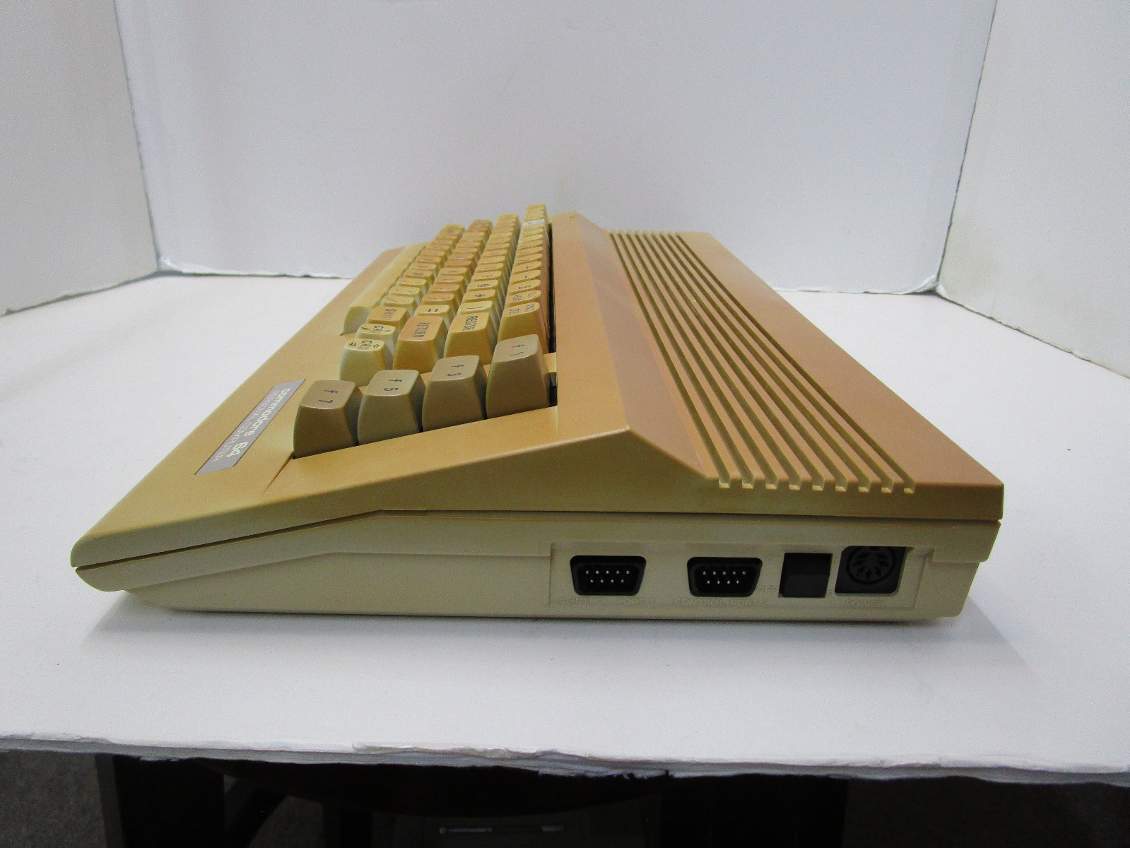 COMMODORE 64C COMPUTER 250466 HEATSINKS C64C TESTED AND WORKING LOT#X8 💻