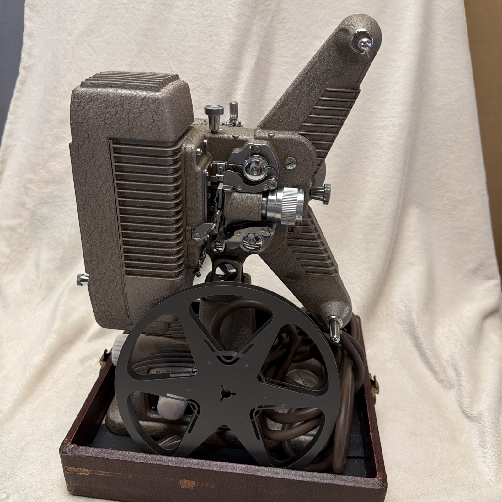 VINTAGE REVERE MODEL P-90 8MM MOVIE PROJECTOR W/CASE, Cord, REEL Works
