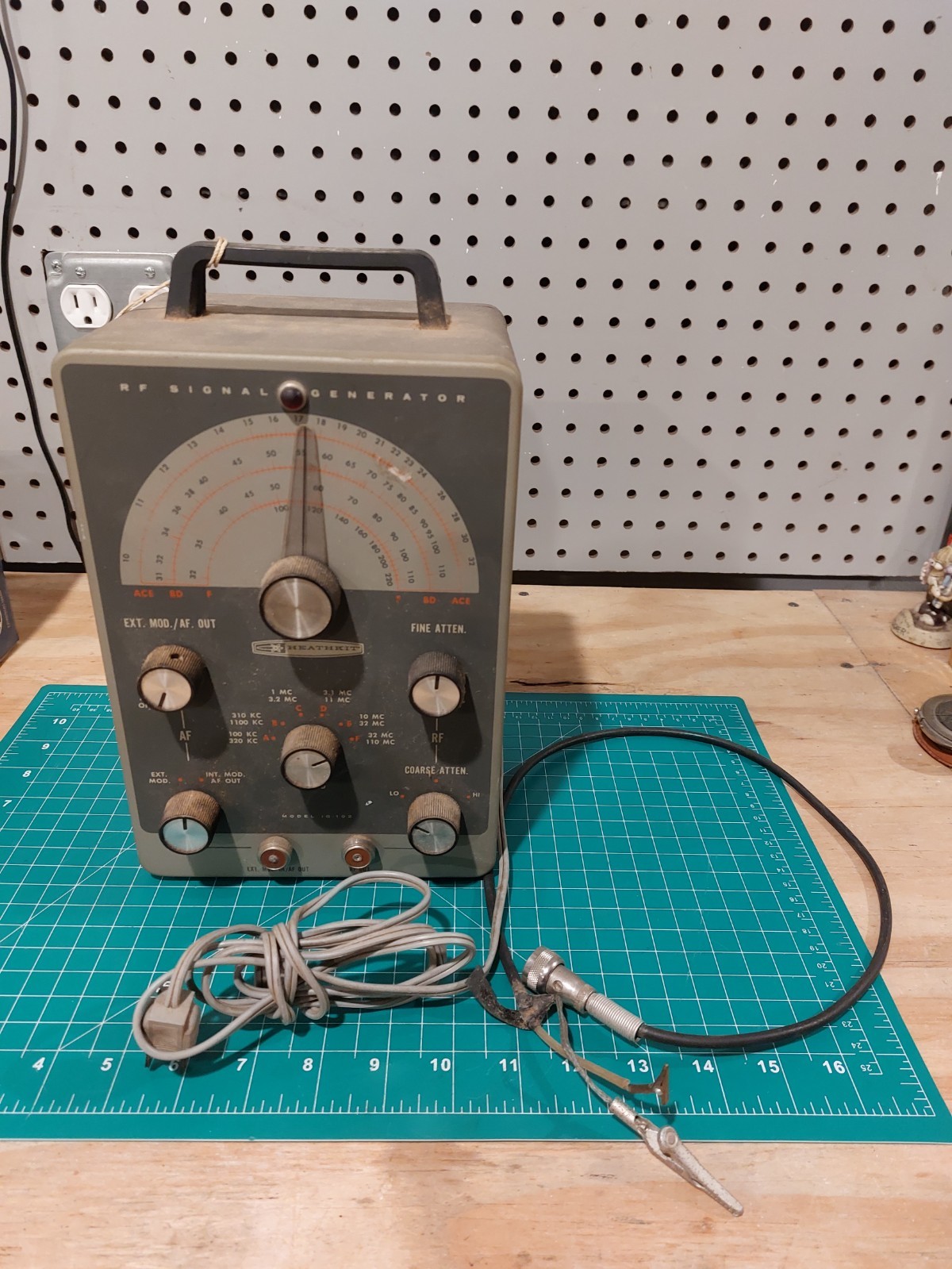 Heathkit IG-102 RF Signal Generator - POWERS UP / UNTESTED ANY FURTHER
