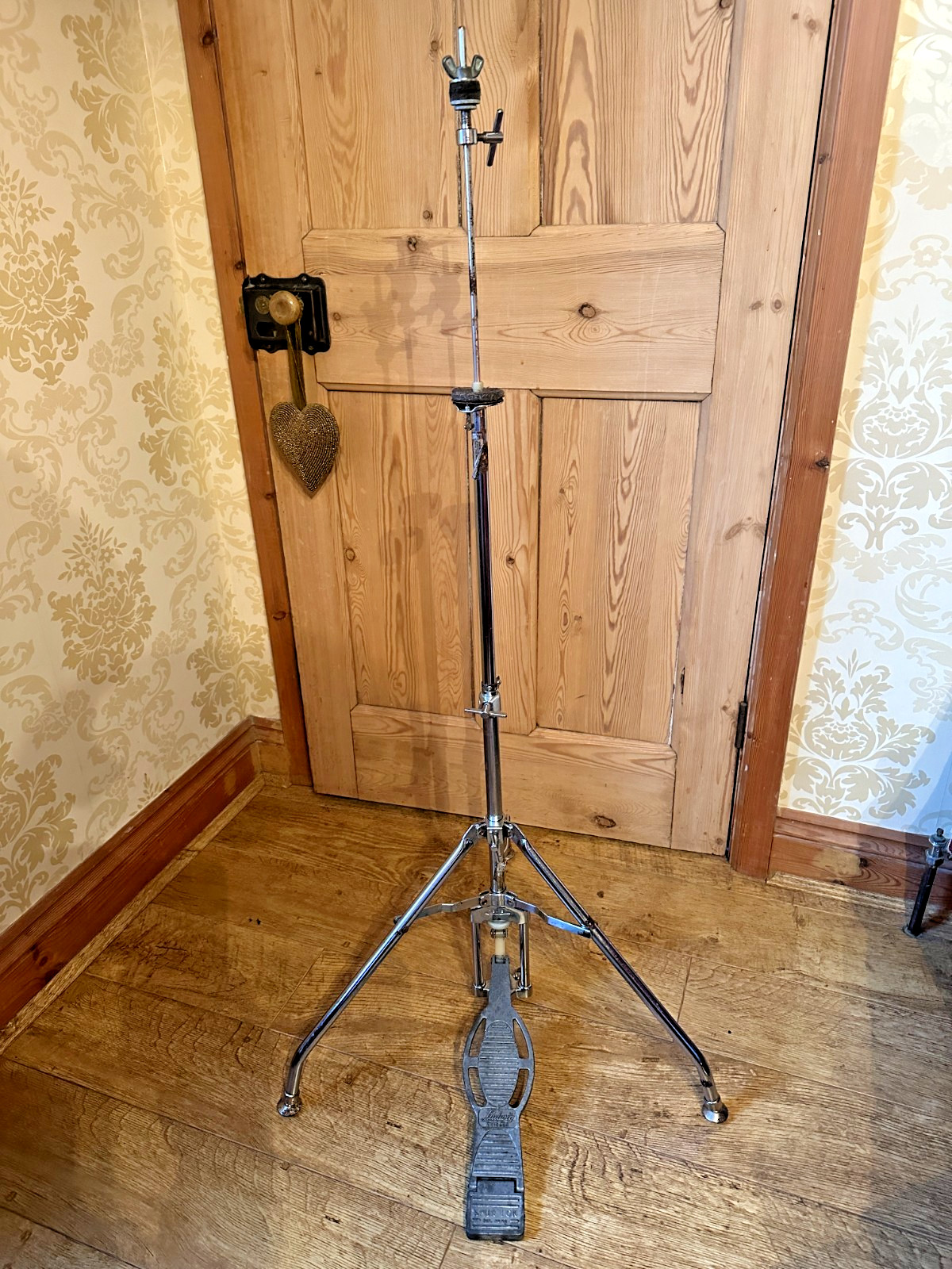 LUDWIG - Vintage 1976 Ludwig Spur Lok Atlas Hi Hat Stand with Swivel Feet