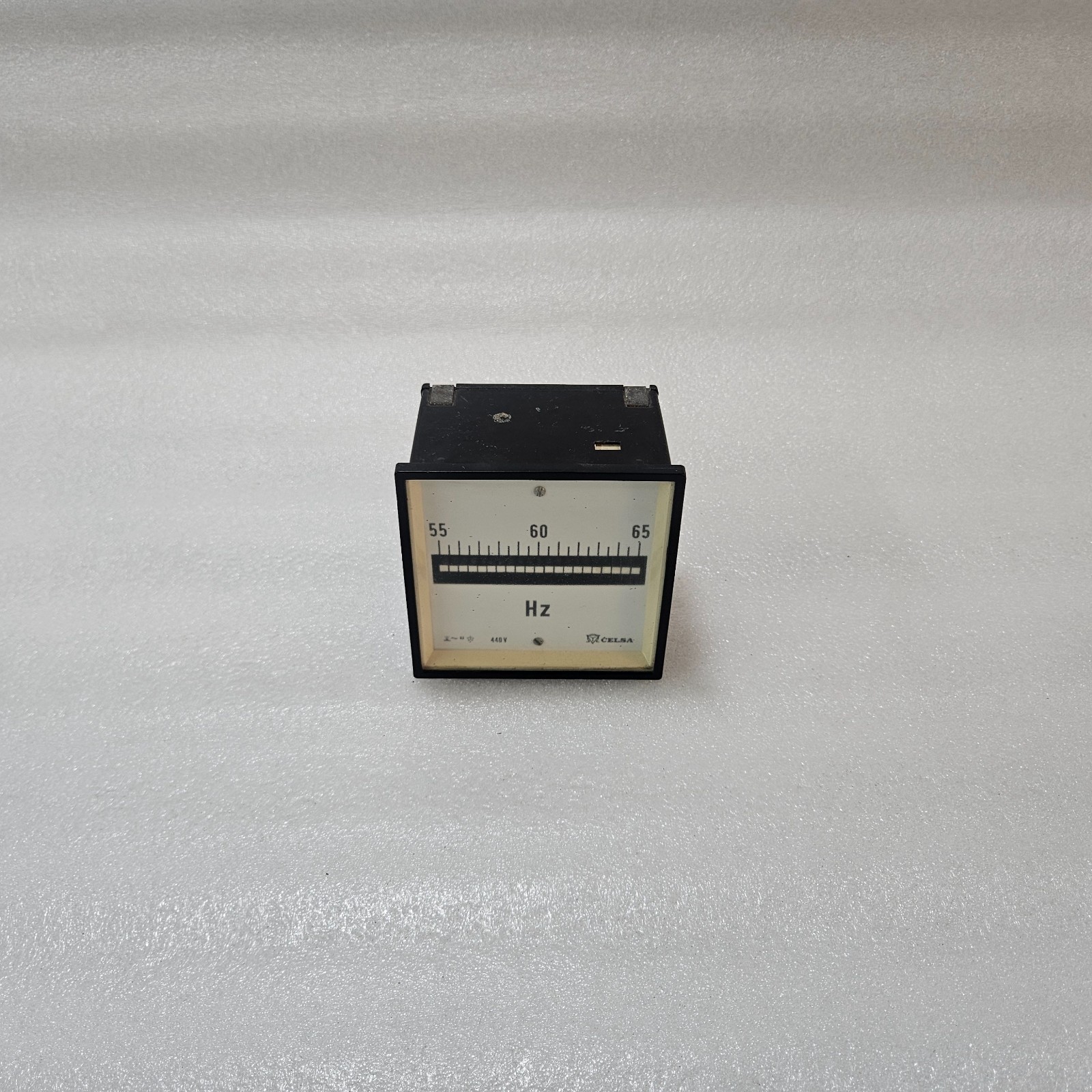 CELSA PANEL MOUNT FREQUENCY METER 55-65 HZ 440V ANALOG FREQUENCY INDICATOR