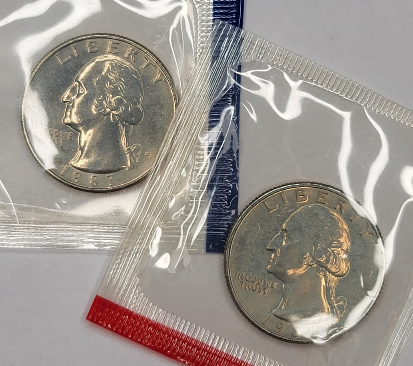 1987 P&D  Washington Quarters Uncirculated in Mint Cello Lightly Toned
