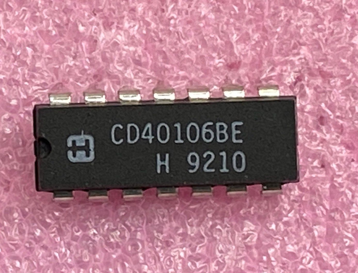 Harris CD40106BE 6-hex Schmitt-Trigger inverters  Integrated Circuit