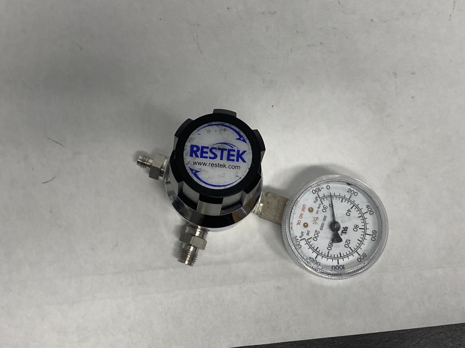 USED Restek 0-100 PSIG Chrome-Plated Brass Ultra-High Purity Gas Regulator 22452