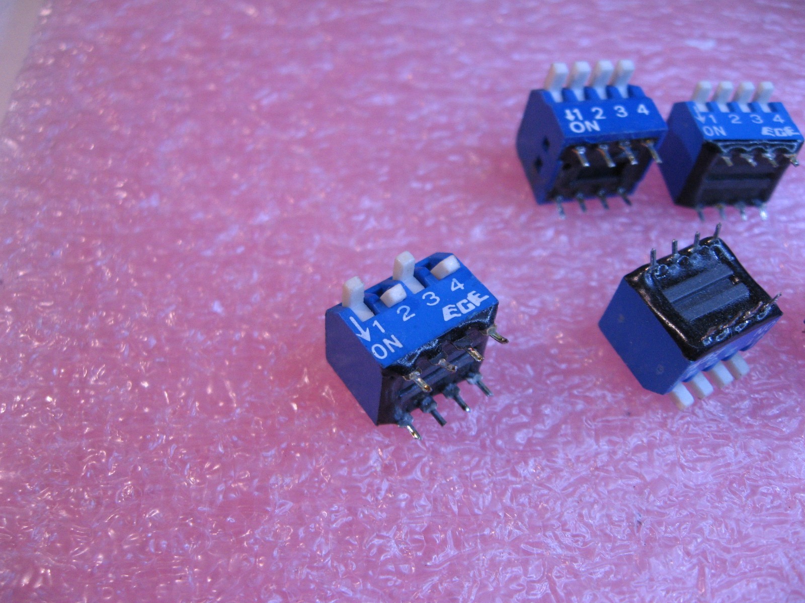 DIP Switch EGE 4 Position Through Hole Mount Right Angle - Used Pulls Qty 5