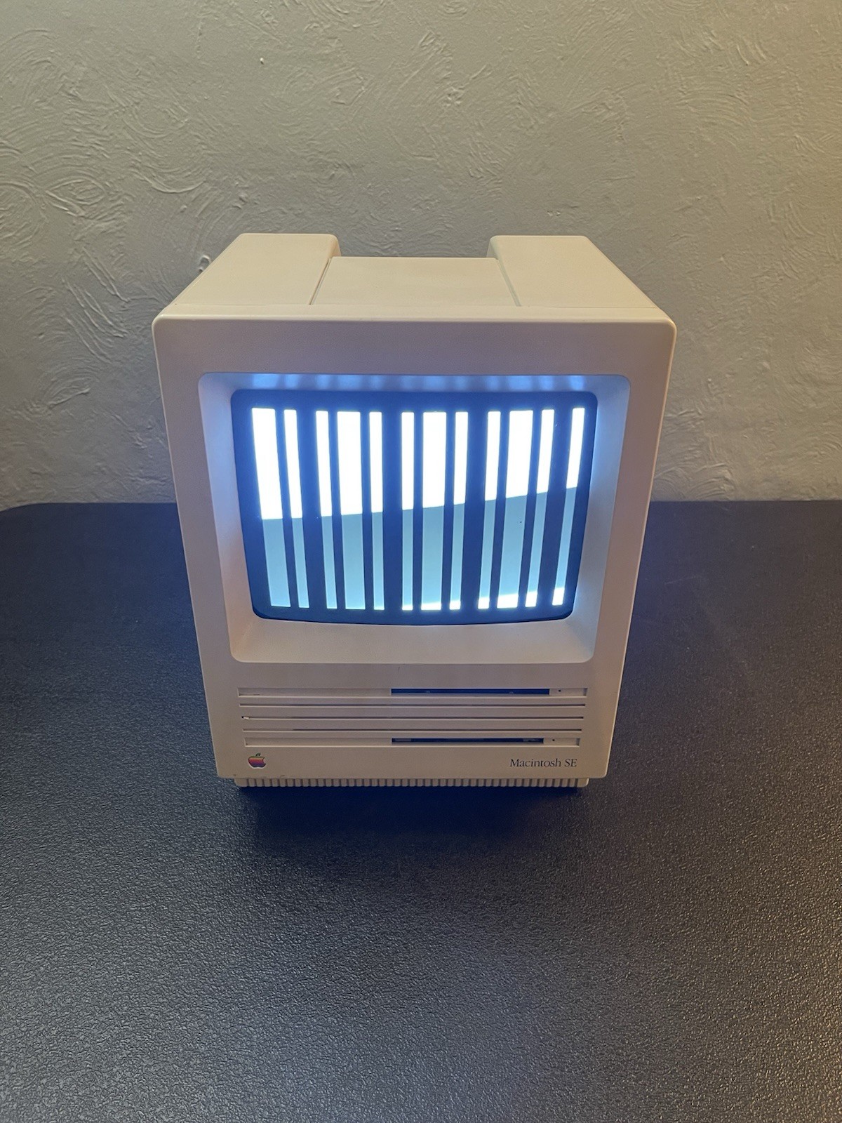 VTG Apple Macintosh SE Model M5010 Computer POWERS ON!! Fast Free Shipping!!