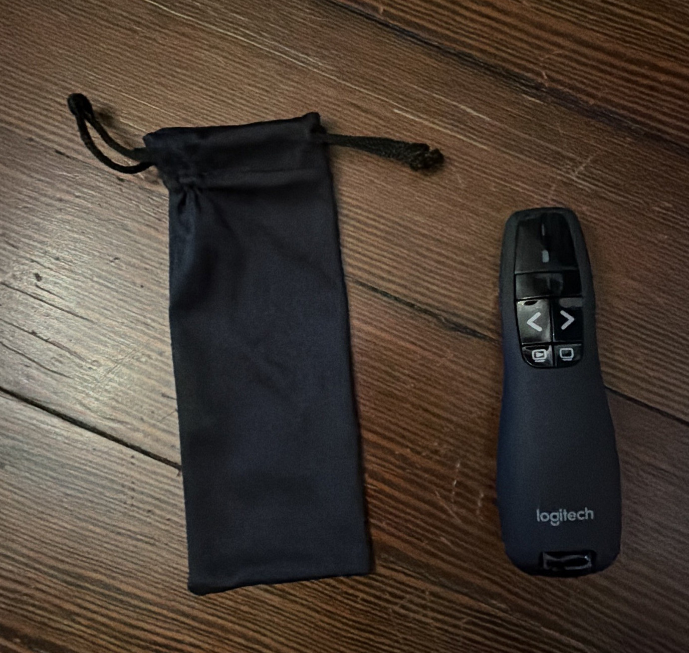 Logitech R500 Wireless Presentation Remote Pointer, Black w/ Carrying Pouch