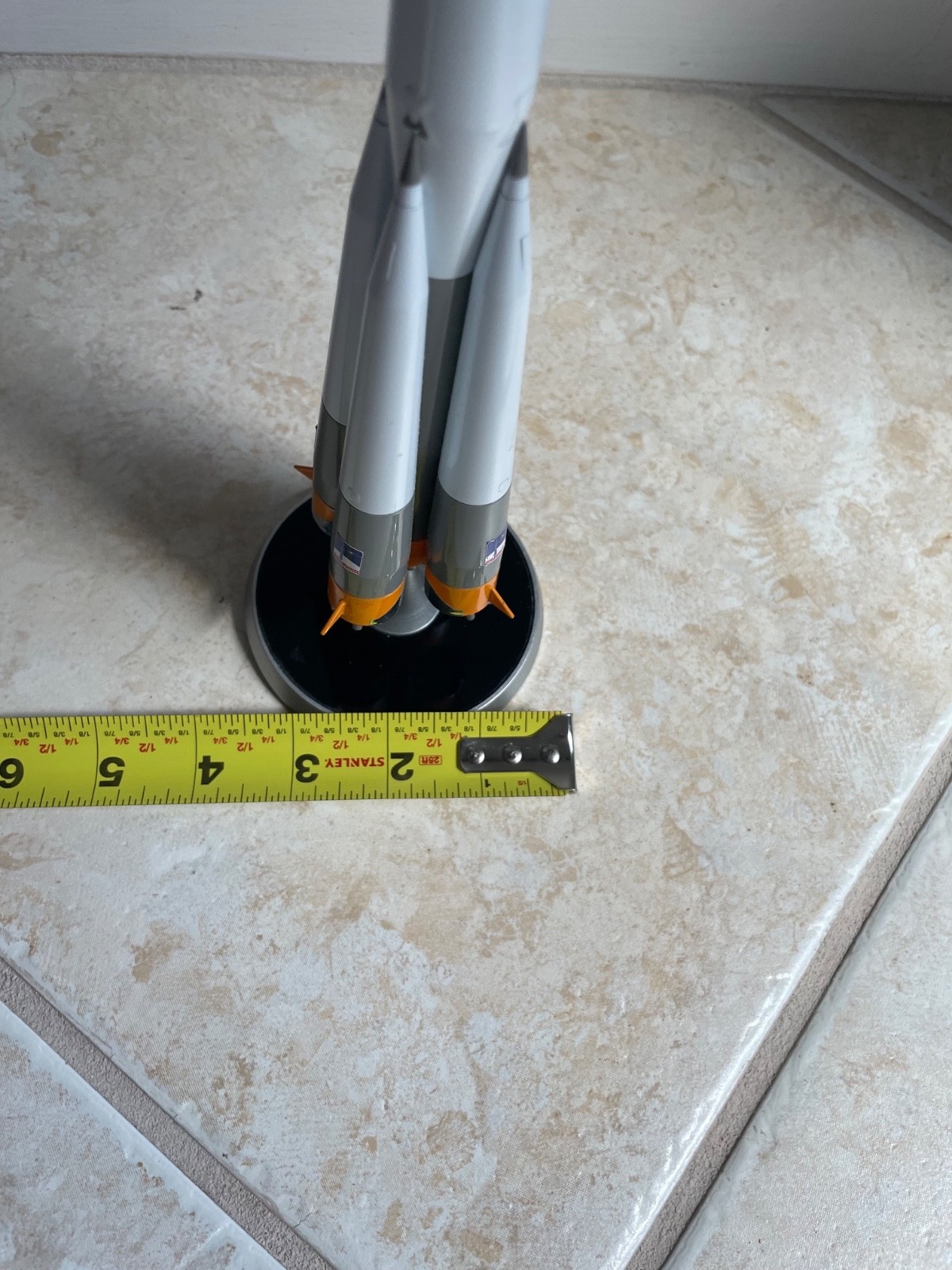 Soyuz rocket model (die cast, pre-assembled))