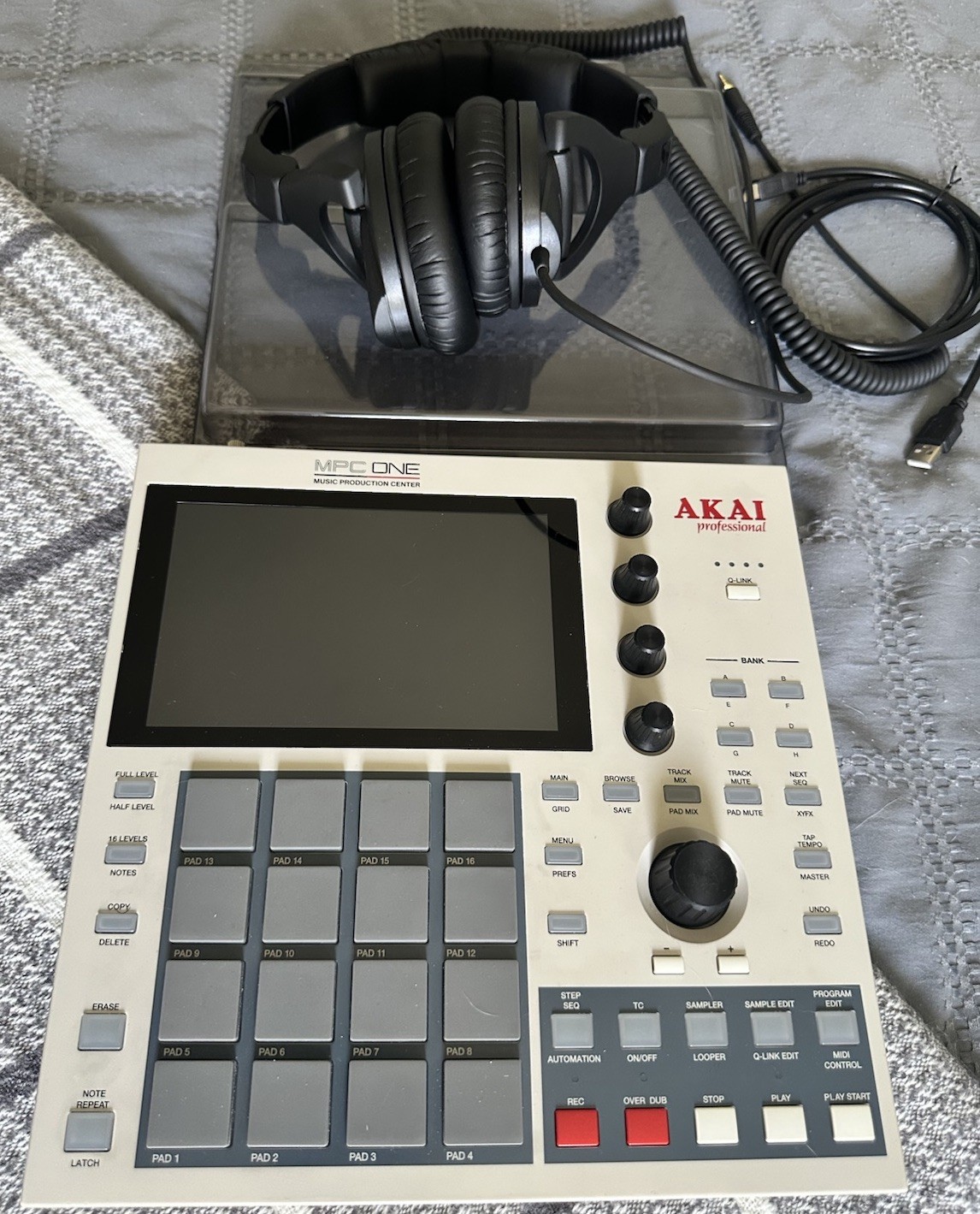 Akai Professional MPC One Retro Edition + Sennheiser Headphones